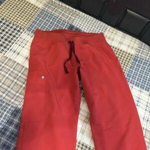 Figs. Hot summer and fall color Clay! Kade Cargo scrub pants. Small.